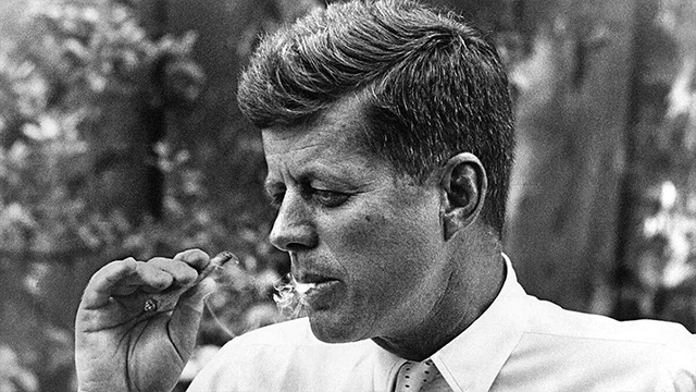 Кеннеди наслаждается вкусной сигарой